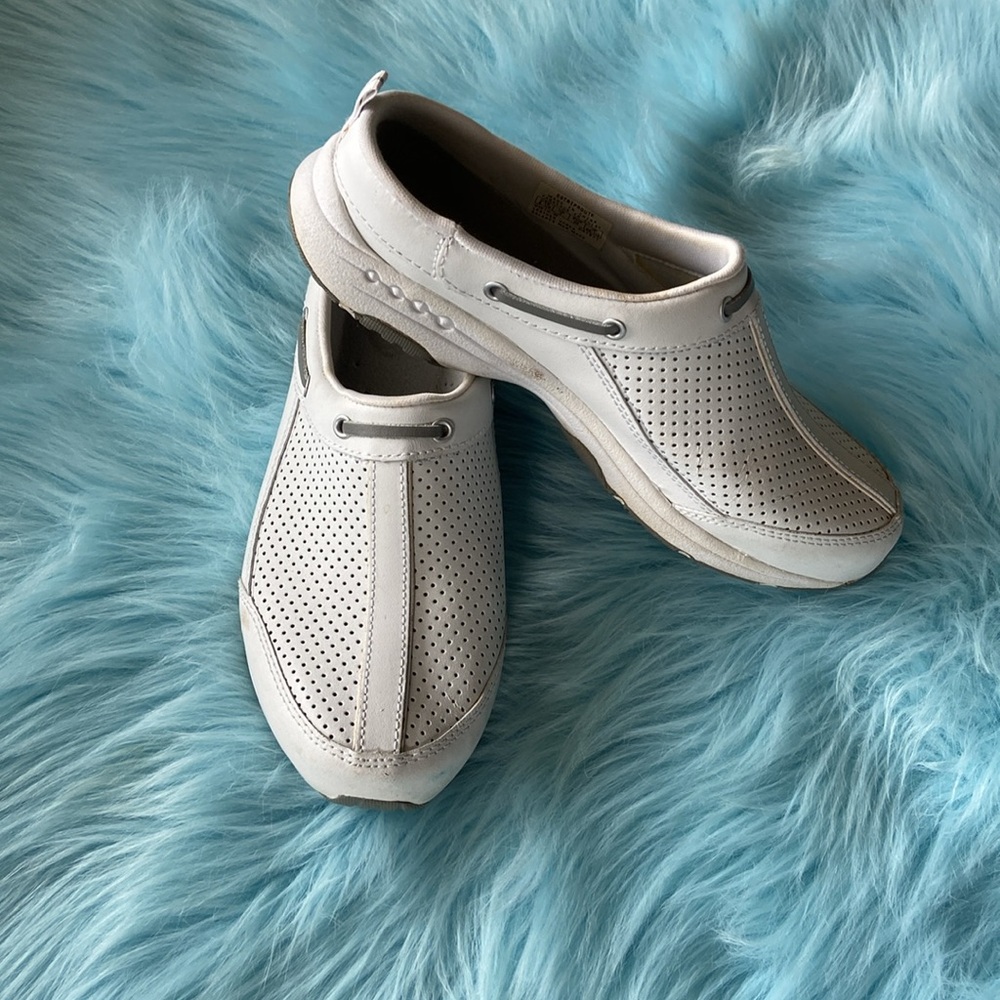 EASY SPIRIT WHITE CLOGS  SIZE 8.5 Wide width